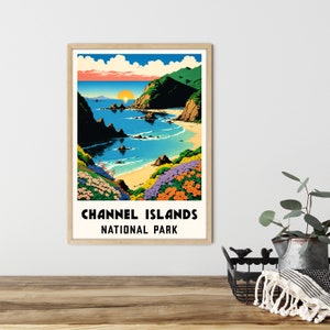 Puede incluir: Un p&oacute;ster de estilo vintage con una ilustraci&oacute;n colorida de una escena de playa con una puesta de sol, el oc&eacute;ano y acantilados. El texto "CHANNEL ISLANDS NATIONAL PARK" est&aacute; en la parte inferior del p&oacute;ster.