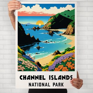 Puede incluir: Un p&oacute;ster de estilo vintage con una ilustraci&oacute;n colorida de una escena de playa con una puesta de sol sobre el oc&eacute;ano. El p&oacute;ster dice "Channel Islands National Park" en texto negro.