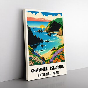 Puede incluir: Una ilustraci&oacute;n de estilo vintage de una escena de playa con una puesta de sol sobre el oc&eacute;ano. El texto "CHANNEL ISLANDS NATIONAL PARK" est&aacute; en la parte inferior de la imagen.
