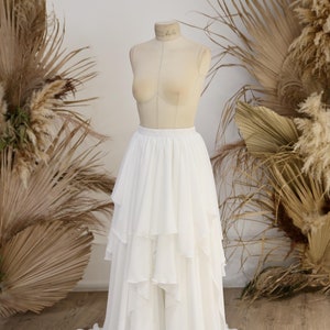 Maßgeschneiderter Asymmetrischer Chiffonrock ""Kimberly""." Ethereal Ivory Brautrock A-Linie mit Schleppe. Hochzeit Chiffon Rock. Besondere Karte.