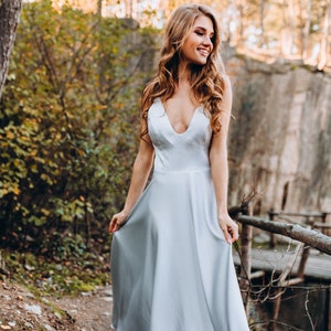 Schlichtes Seidenkleid mit breiten Trägern, langes Seidensatinsilbergraues A-Linienkleid mit breiten Trägern und offenem Rücken | Elsa Kleid