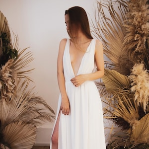 Chic Chiffon Brautkleid mit V-Ausschnitt und Schlitzen, Schlichtes Brautkleid V-Ausschnitt Ärmellos Sexy Kleid | Skyler