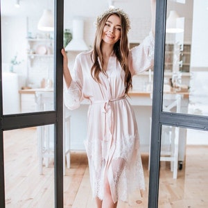 Keks Blush Lux Brautrobe, Seidensatin Light Blush Brautjungfer Roben, Brautmorgen, Brautparty, Geschenke für Bräute | Zärtlichkeit
