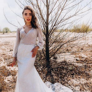 Graues Boho-Hochzeitskleid - tailliertes Glitter Rustikales Brautkleid mit V-Ausschnitt, offener Rücken, lange Ärmel, Perlen-Verlobungskleid | Steinblüte