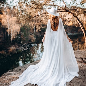 Chiffon Boho Kleid mit Schleppe und luftigen langen Flügeln und tiefem offenen Rücken, schlichtes Chiffon Brautkleid, Chiffon Brautkleid | Jess Kleid