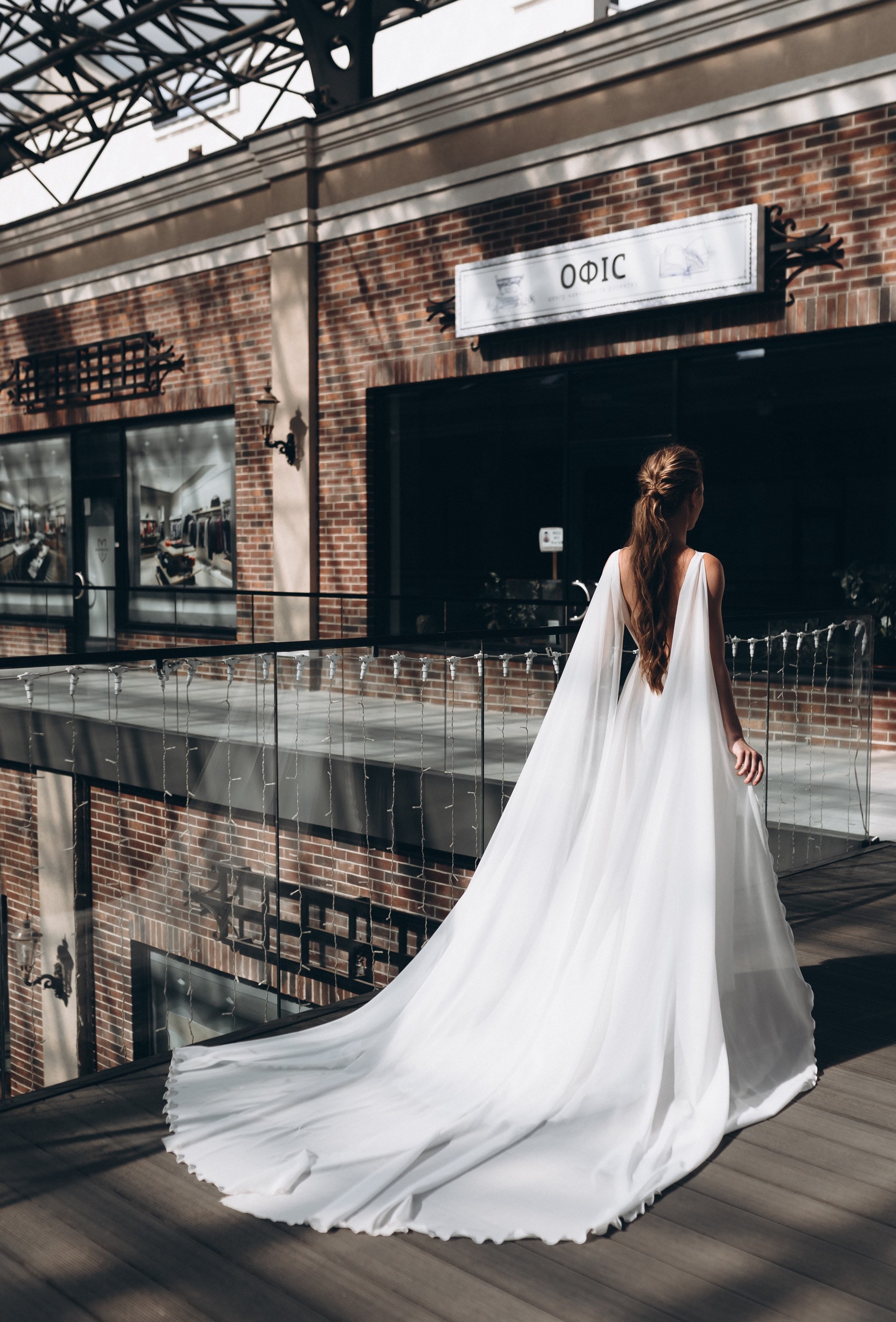 Öffnen Sie zurück Chiffonkleid mit langer Schleppe, Chiffonhochzeitskleid,  weißes einfaches Hochzeitskleid Jess | Sommerkleider