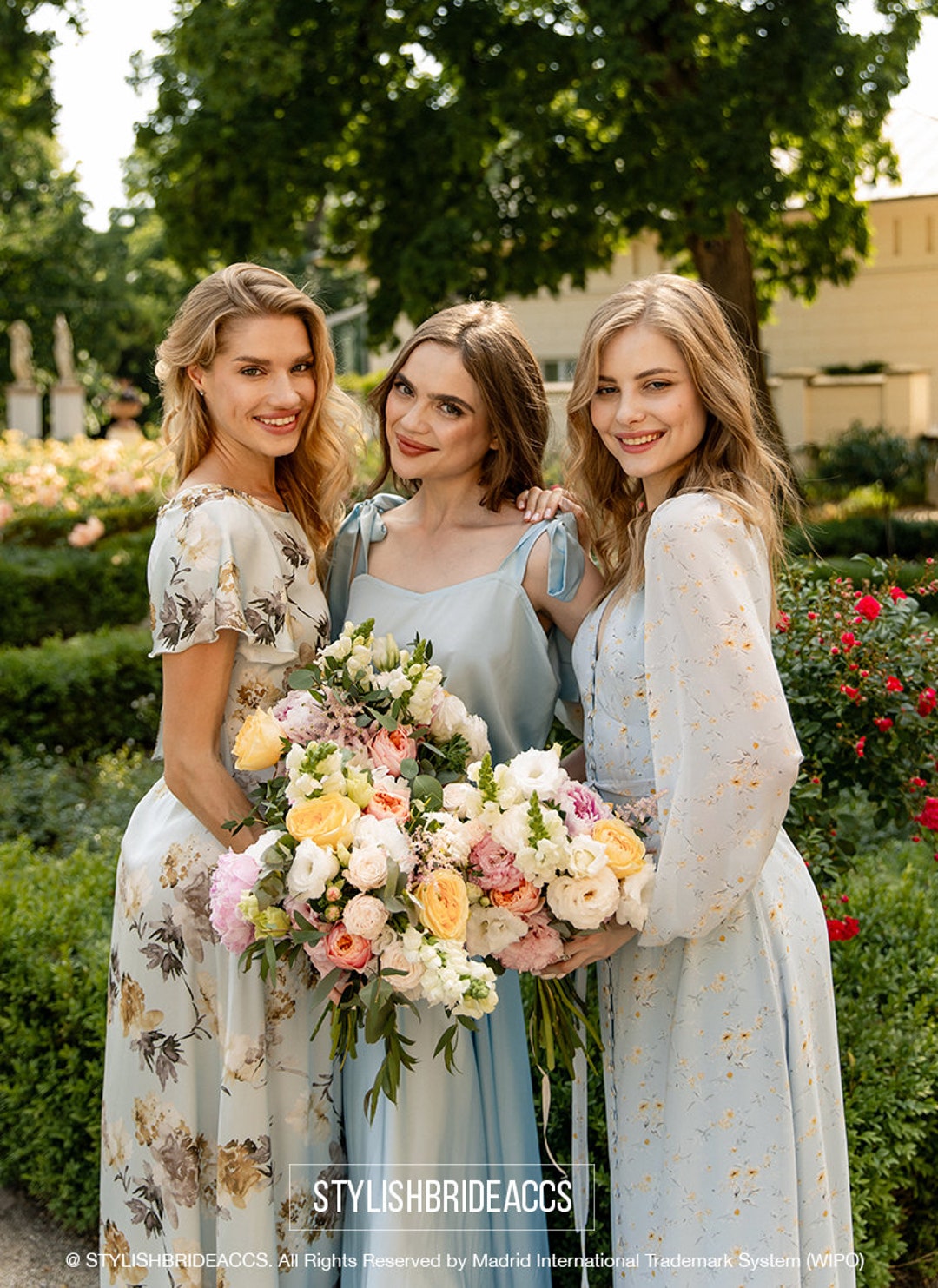 Damigelle d'onore con fiori blu tenui: abiti da damigella d'onore