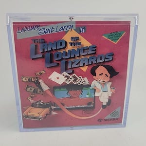 Puede incluir: Una caja de videojuego vintage de "Leisure Suit Larry in The Land of the Lounge Lizards". La ilustraci&oacute;n de la caja presenta un hombre de dibujos animados, un coche, dinero, naipes y una mujer en una pantalla. El juego es para Atari ST.