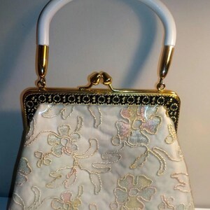 Monedero vintage ER Miami • Asa de lucita blanca • Bolso con bordado floral