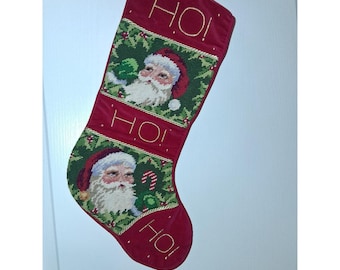 Calza di Natale vintage ricamata a punto croce con Babbo Natale, grande calza in velluto rosso.