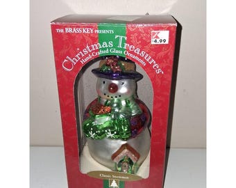 Enfeite de vidro clássico de boneco de neve alimentando os pássaros da Brass Key Christmas Treasures N