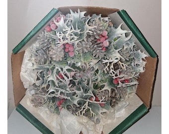 Ghirlanda natalizia vintage floccata con portacandele, scatola di Natale e pigne da 25 cm.