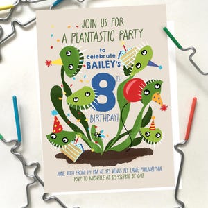Może przedstawiać: Zaproszenie na przyjęcie z tekstem "Join us for a Plantastic Party" na 8. urodziny Bailey. Projekt przedstawia kreskówkowe muchołówki z czapkami imprezowymi i ciastem, z datą, godziną i informacjami RSVP.