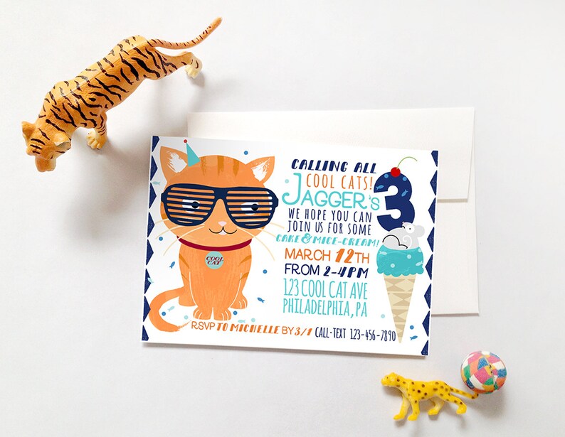 Pu&ograve; includere: Un invito di compleanno blu e arancione con un gatto dei cartoni animati che indossa occhiali da sole e un cappello da festa. L'invito dice "Calling all cool cats! Jagger's 3rd Birthday. We hope you can join us for some cake & ice cream! March 12th from 2-4pm. 123 Cool Cat Ave Philadelphia, PA. RSVP to Michelle by 3/1 Call-Text 123-456-7890"