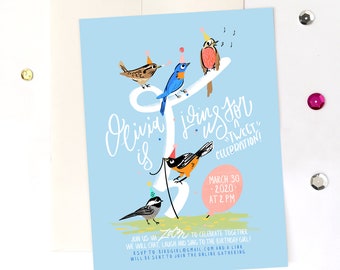 Puede incluir: Una invitación de cumpleaños azul y blanca con una ilustración de dibujos animados de pájaros con sombreros de fiesta. El texto dice "Olivia cumple 2 años" y "Tweet Celebration!" con la fecha y la hora del evento.