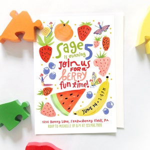 Puede incluir: Una invitación de cumpleaños colorida para una niña de 5 años llamada Sage. La invitación tiene un tema de bayas con fresas, arándanos, sandía y un plátano. El texto dice "Sage cumple 5, ¡únase a nosotros para un momento divertido con bayas!" con la fecha y la hora de la fiesta: "14 de junio, 15:00-18:00". La invitación también incluye la dirección y la información de RSVP.