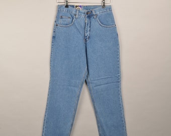 Motyw vintage denim jeans mama, dżinsy mama z lat 90., luźne dżinsy, niebieskie dżinsy, spodnie dżinsowe, dżinsy flare, dżinsy flary, wysoki stan, obcisłe dżinsy