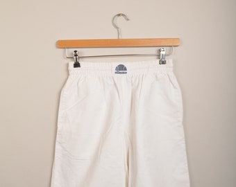 pantalones cortos con logo de ellesse vintage, adidas vintage, pantalones cortos ellesse blancos, pantalones cortos de fútbol ellesse, pantalones cortos de baño ellesse vintage