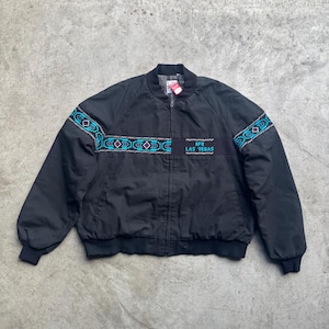 Puede incluir: Juego de tres tazas de cerámica con acabado mate moteado. Cada taza presenta un color diferente: azul claro, crema y gris. Las tazas tienen un diseño simple y moderno y un asa cómoda.