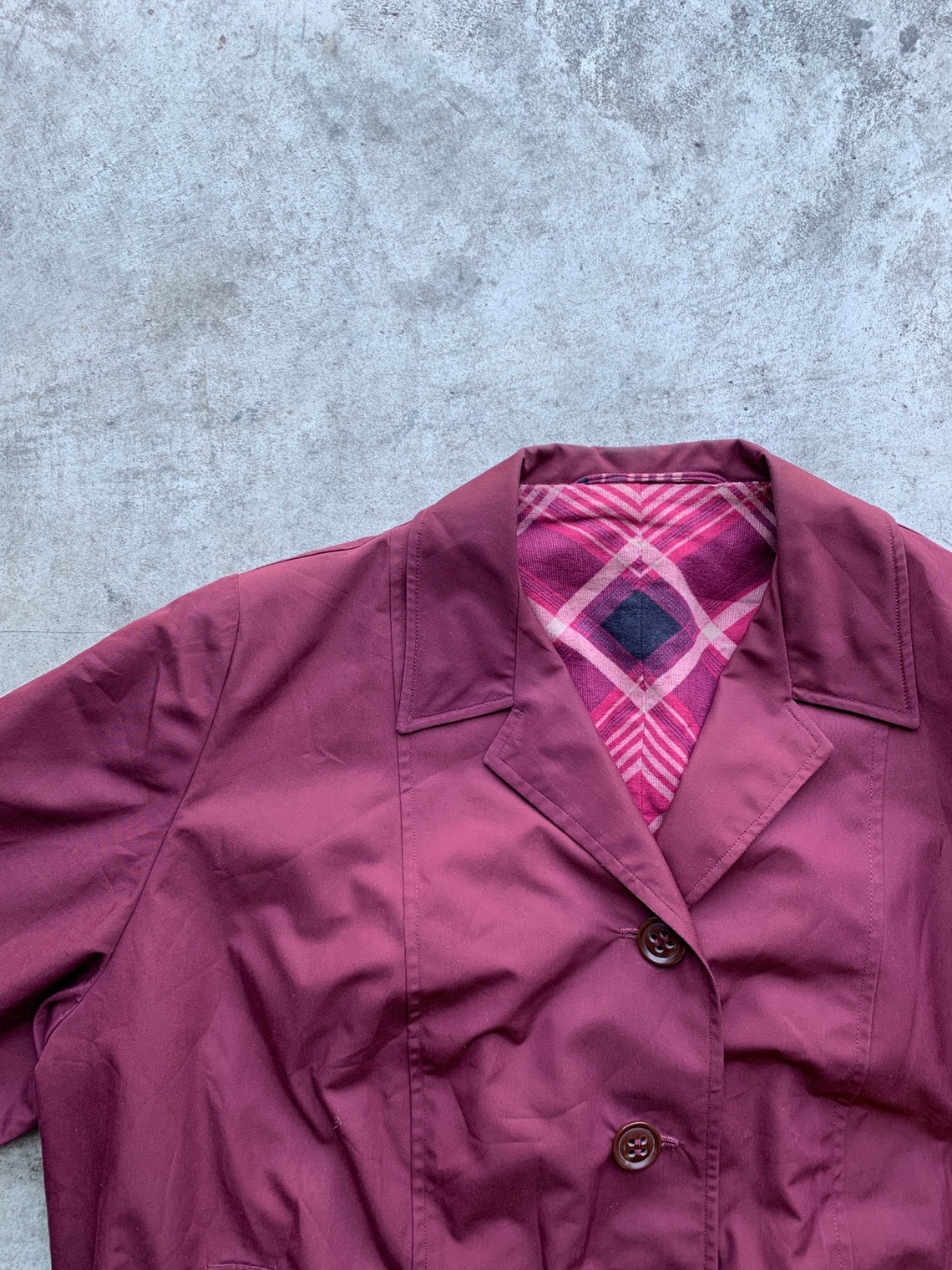 Vintage Wine Red Trenchcoat | vintage coat, tartan, trendy blazer ,oversized parka, 90s blazer, tartan coat, 90s trenchcoat, purple coat, foto 2 di 4