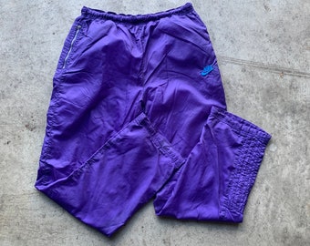 vintage Violet Nike Parachute Track Pantalon Taille L | pantalon de parachute nike vintage DS, pantalon de football nike, nike vintage, vêtements de sport vintage