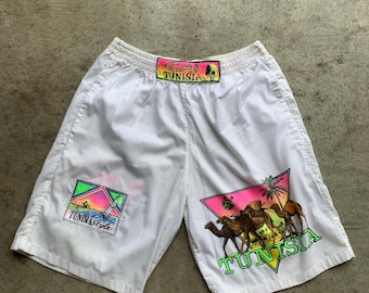 Spodenki sportowe vintage tunezyjskie surfer biało-neonowe, rozmiar M | szorty sportowe w stylu vintage, szorty kąpielowe, spodnie surfingowe, bokserki w stylu vintage w kolorze camelowym