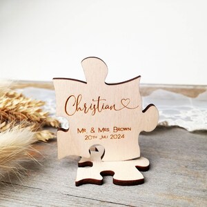 Personalisierte Holzhochzeitsgedecke, puzzleförmiger Ortsname auf Stand, Hochzeitsbevorzugungen für Gästenamen Namensschilder Hochzeit Tischkarte