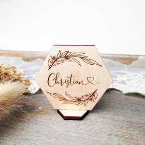 Couverts de mariage en bois personnalisés, nom de lieu de forme hexagonale sur le support, cadeaux de mariage pour les noms d'invités, étiquettes de nom, carte de lieu de mariage