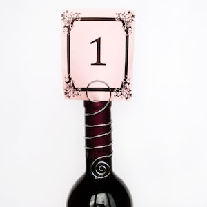Porte-numéro de table de bouteille, support de numéro de vin, stands de table, support de menu de décor de table de carte de partie, décor élégant de table de mariage de fil