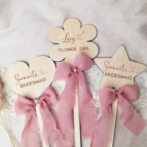 Bacchetta magica da damigella d'onore personalizzata, bacchetta nuziale in legno, bomboniera, bacchetta magica per bambini incisa in legno, bacchetta magica per matrimonio