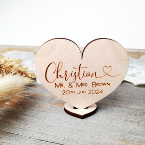Configurações de lugar de casamento de madeira personalizadas, nome de lugar em forma de coração no suporte, lembrancinhas de casamento para nomes de convidados, etiquetas de nome, cartão de lugar de casamento