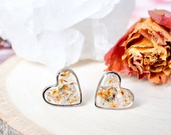 Vraies fleurs pressées et boucles d’oreilles en résine, cœurs d’argent en orange et lavande pâle