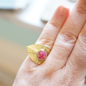 Véritable anneau pressé de fleur et de résine, or et rose