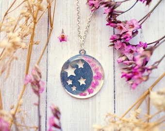 Vraies fleurs pressées en résine, collier lune argentée et étoiles en rose