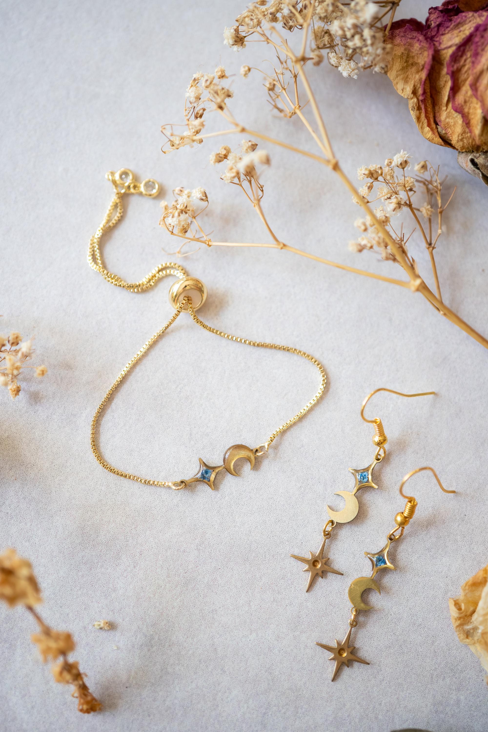 ACOTAR Bracelet, Real Pressed Flowers in Resin, Velaris Jewelry, Acotar jewelry, Velaris, A Court of Thorns and Roses, Star and Moon, Dried - Thumbnail 6
