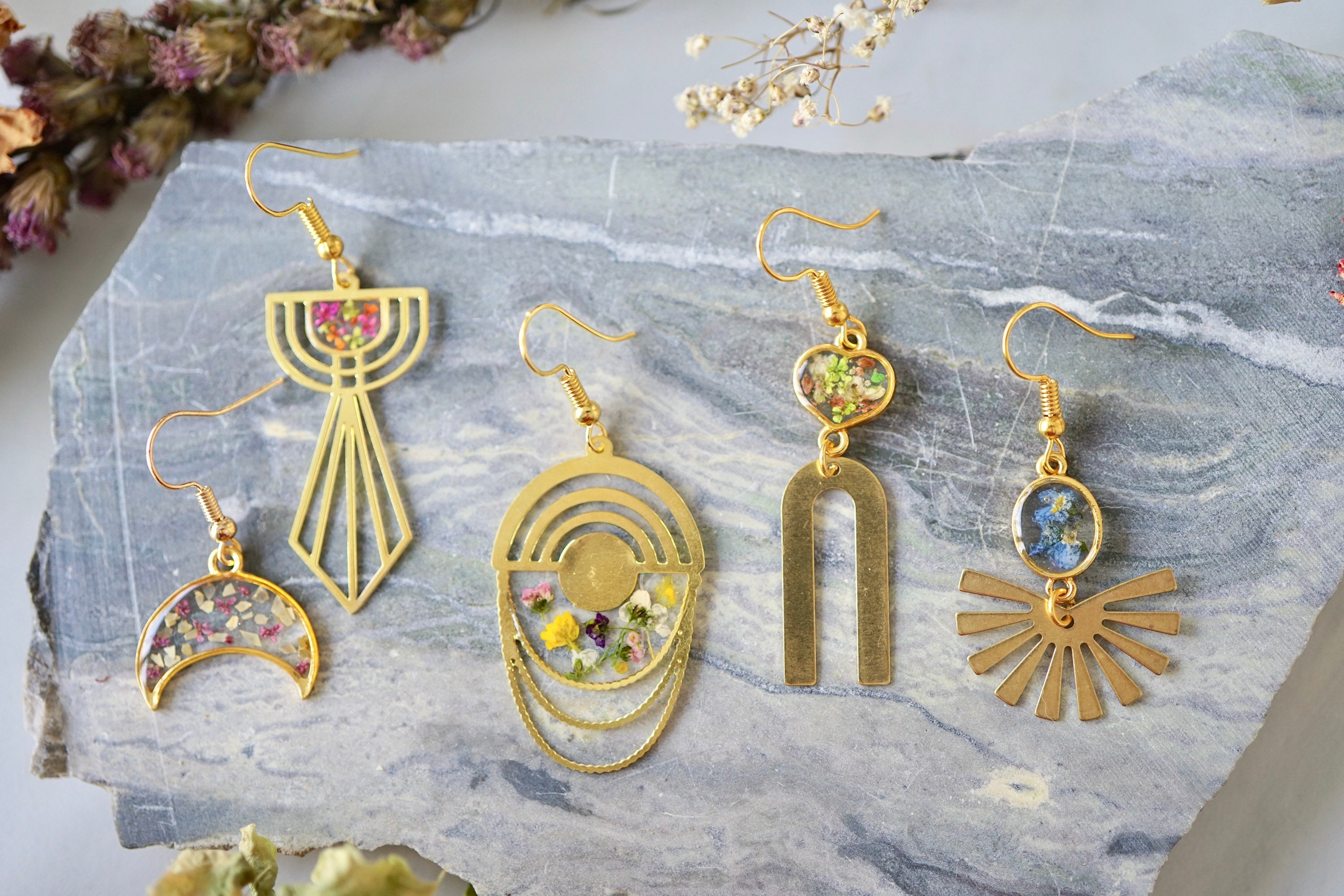 Real Pressed Flowers Earrings, Gold Heart Drops with Palm Leaf and Heather Flowers - Thumbnail 4