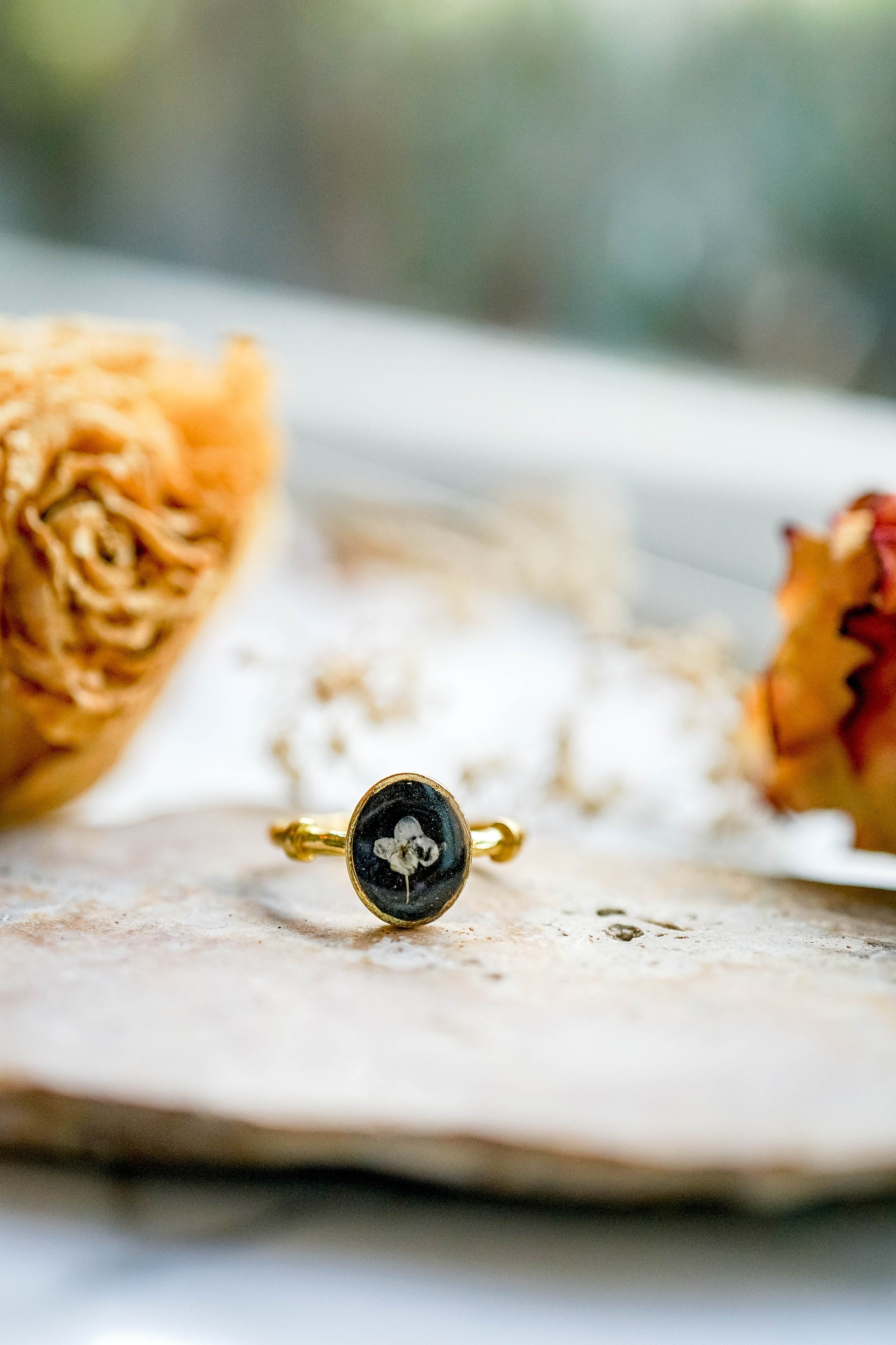 Real Pressed Flower and Resin Ring, Oval in Black with White Alyssum - Thumbnail 4