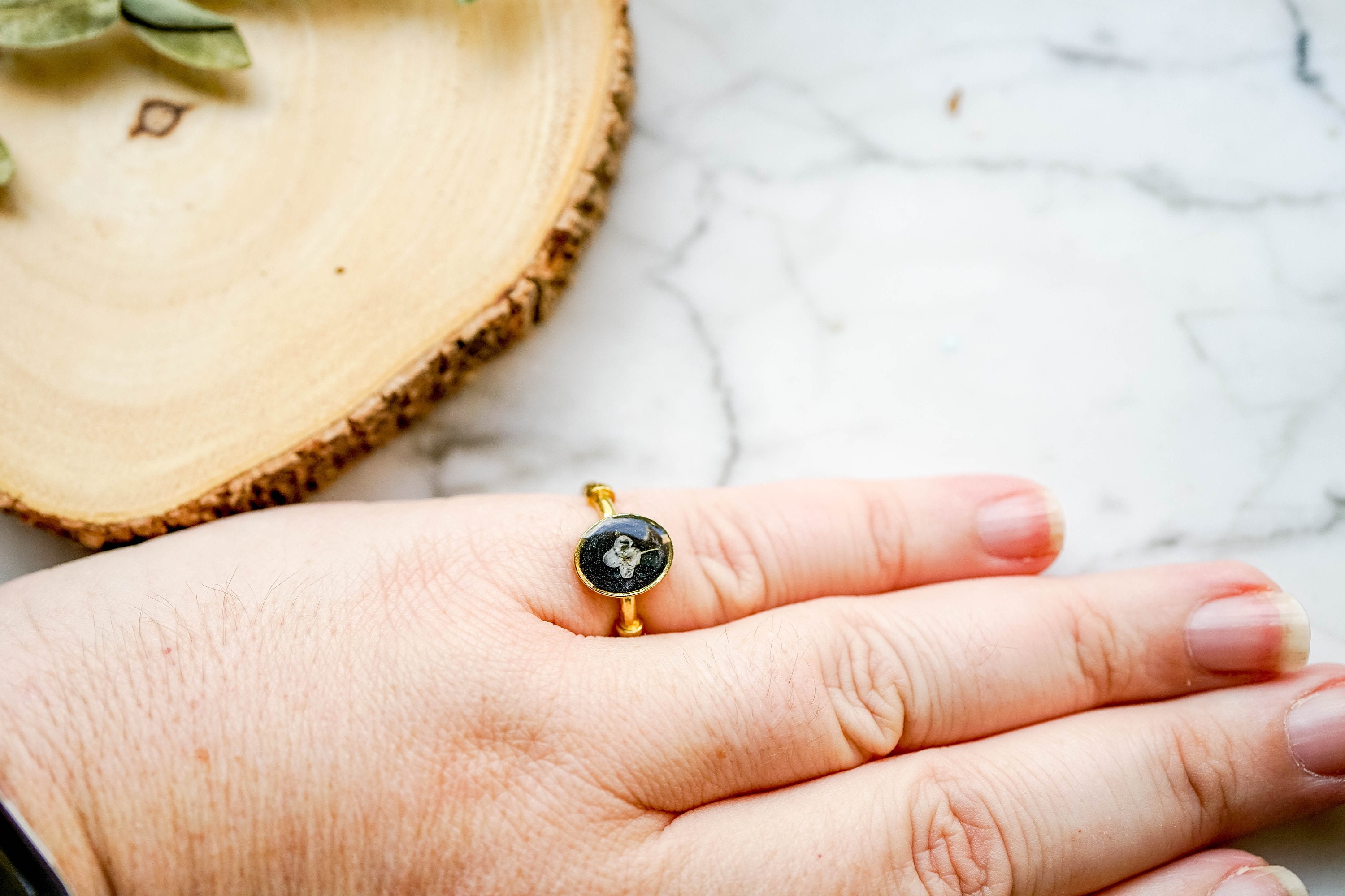 Real Pressed Flower and Resin Ring, Oval in Black with White Alyssum - Thumbnail 2