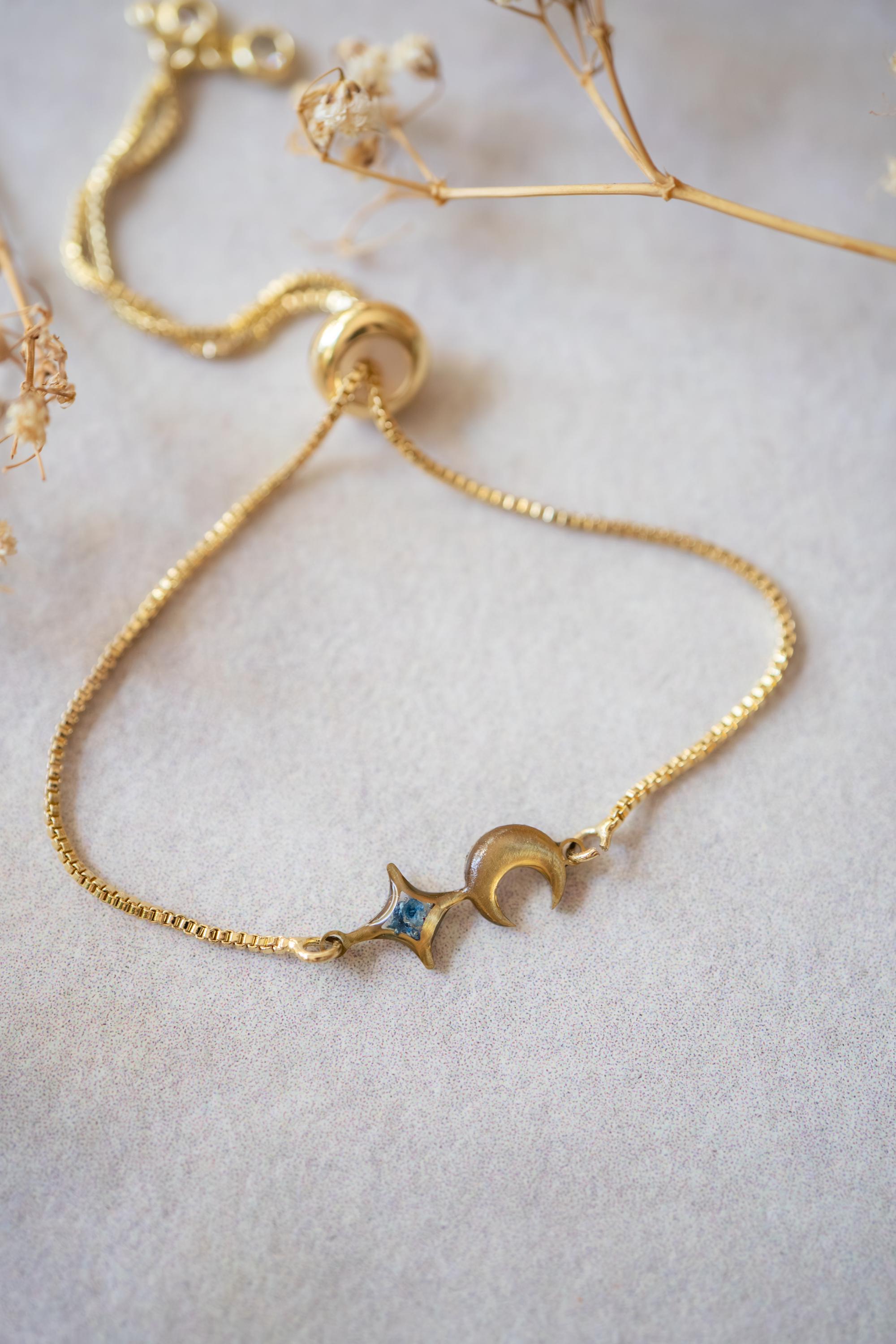 ACOTAR Bracelet, Real Pressed Flowers in Resin, Velaris Jewelry, Acotar jewelry, Velaris, A Court of Thorns and Roses, Star and Moon, Dried - Thumbnail 5