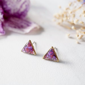 Real Pressed Flowers and Resin Stud Earrings in Purple and Magenta Mix 画像 2