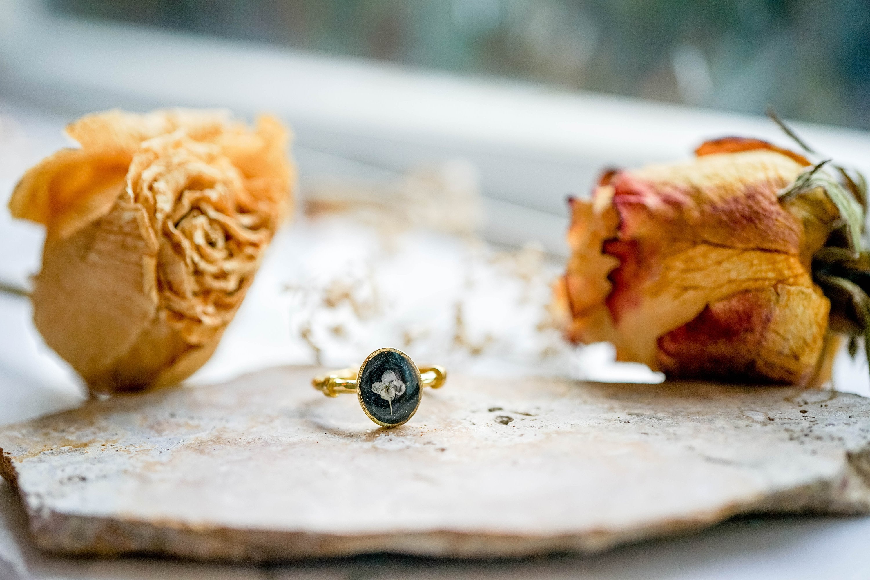 Real Pressed Flower and Resin Ring, Oval in Black with White Alyssum - Thumbnail 6