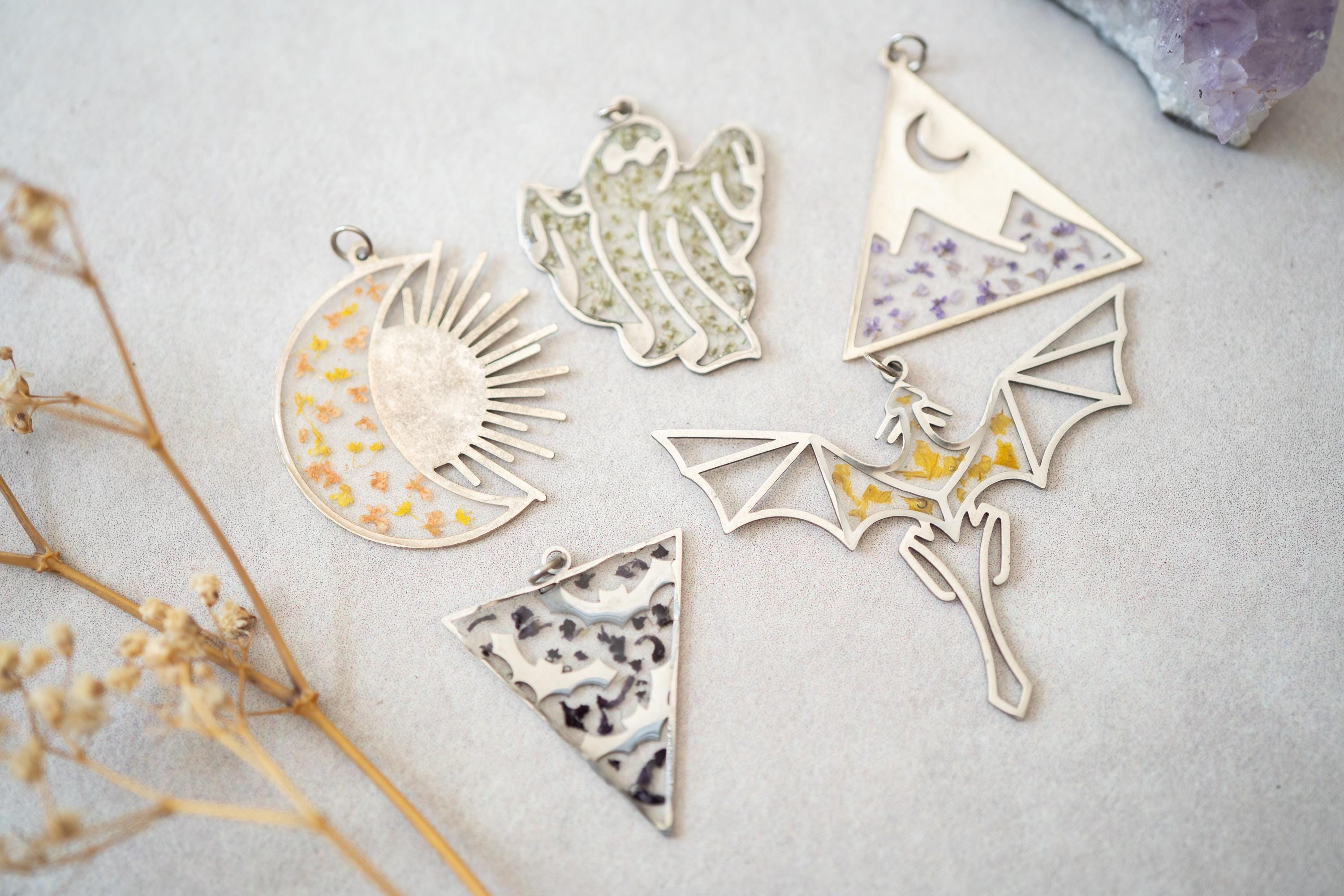 ACOTAR Bracelet, Real Pressed Flowers in Resin, Velaris Jewelry, Acotar jewelry, Velaris, A Court of Thorns and Roses, Star and Moon, Dried - Thumbnail 7
