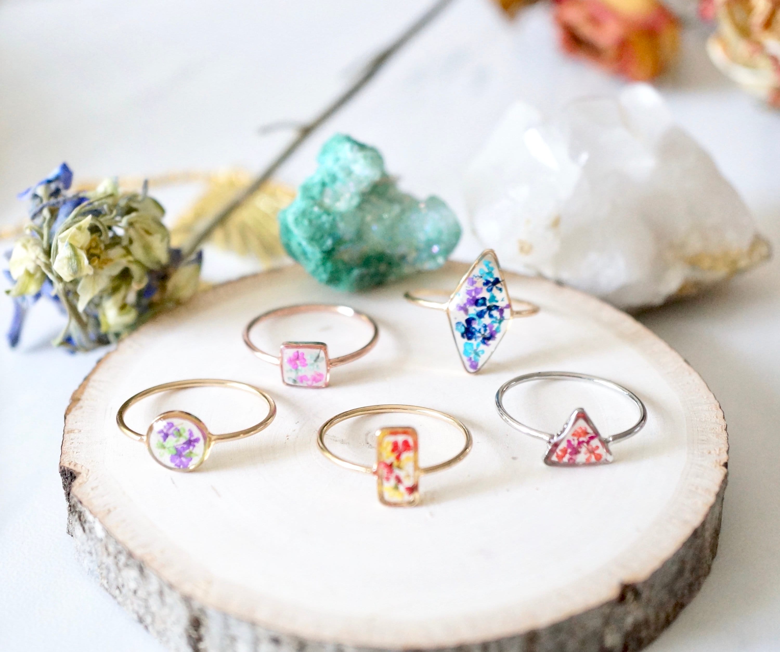 Real Pressed Flower and Resin Ring, Oval in Black with White Alyssum - Thumbnail 3
