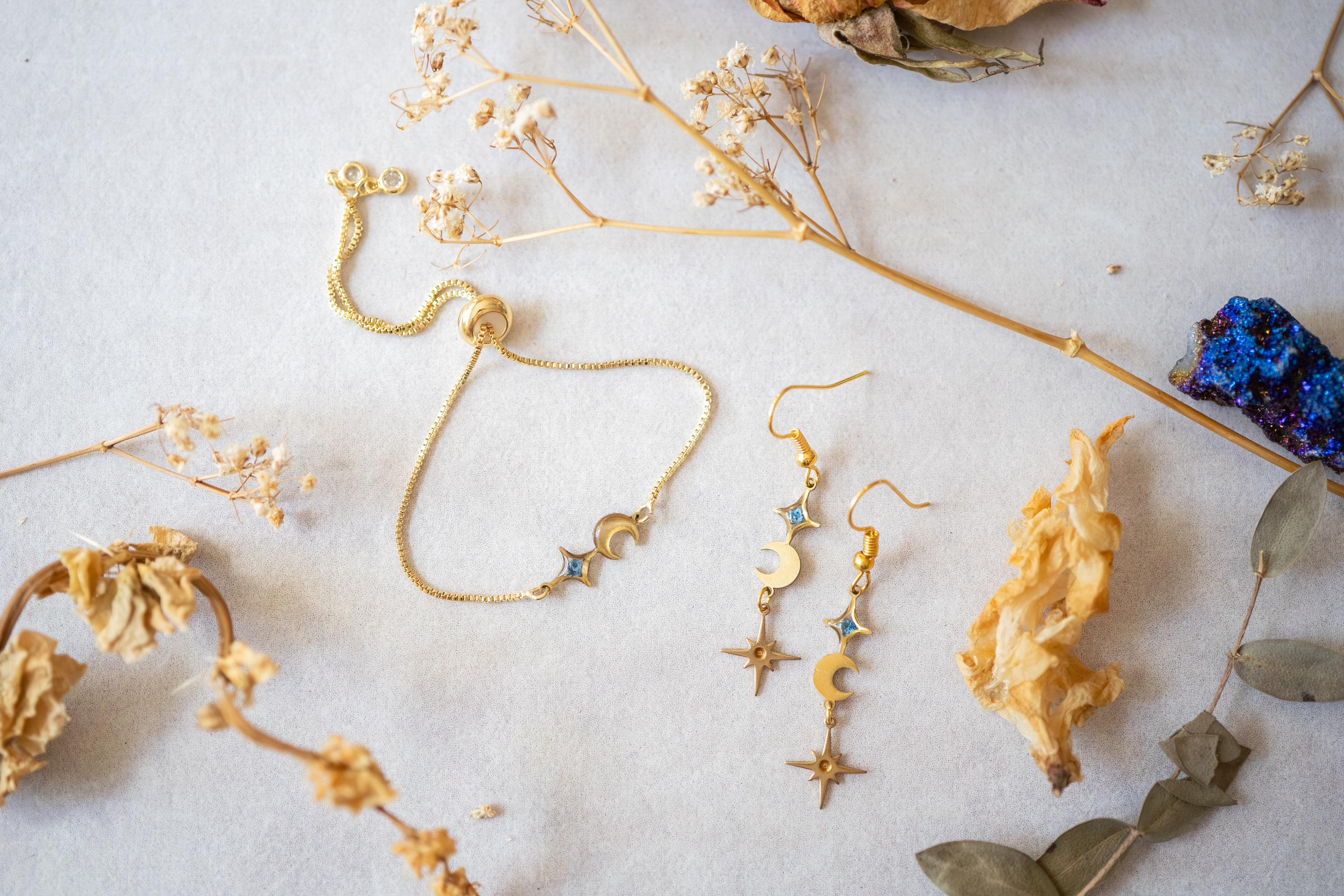 ACOTAR Bracelet, Real Pressed Flowers in Resin, Velaris Jewelry, Acotar jewelry, Velaris, A Court of Thorns and Roses, Star and Moon, Dried - Thumbnail 2