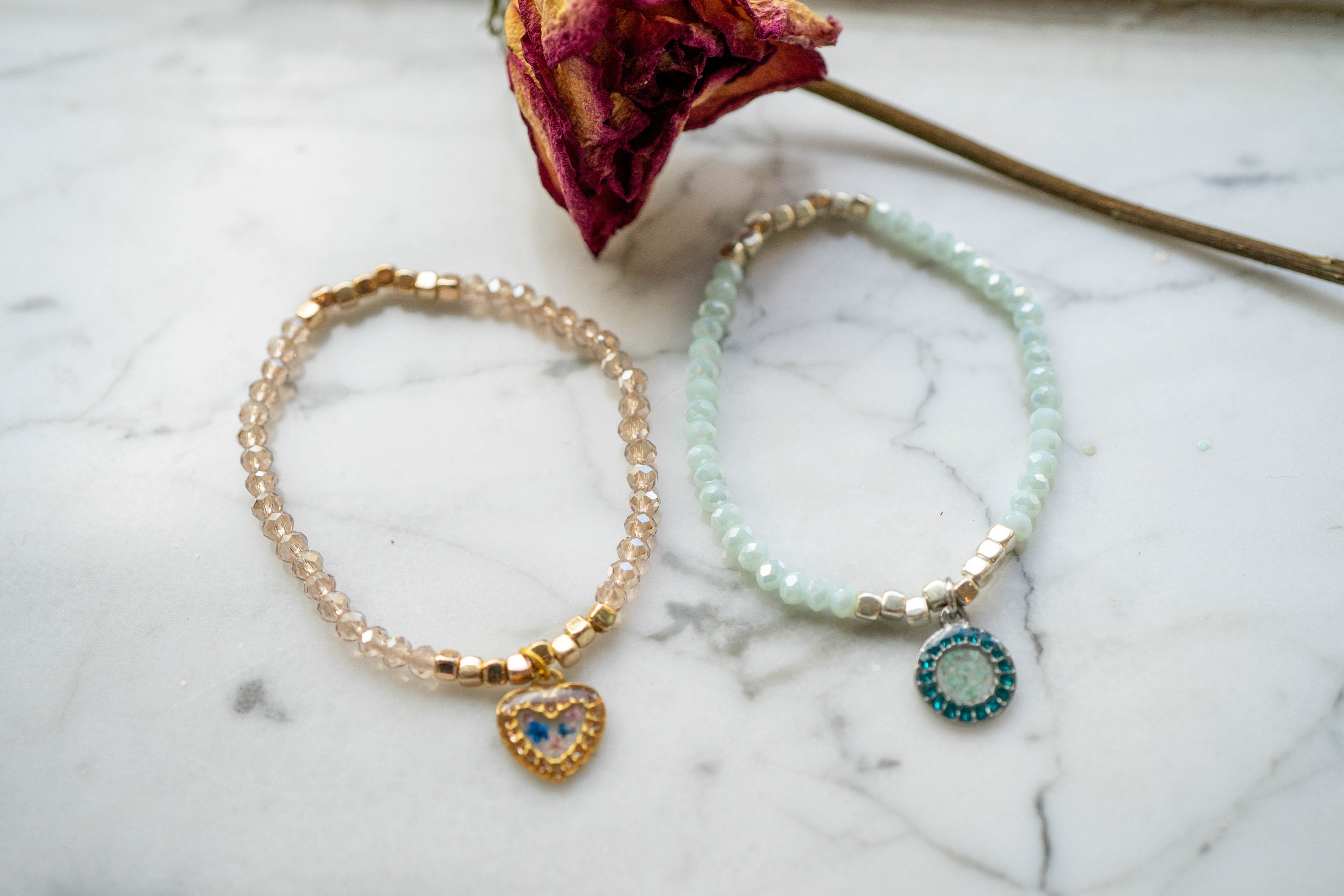 Real Pressed Flowers and Resin Beaded Bracelet, Rose Gold and Blue Beads with Purple and White Alyssum Flowers - Thumbnail 4