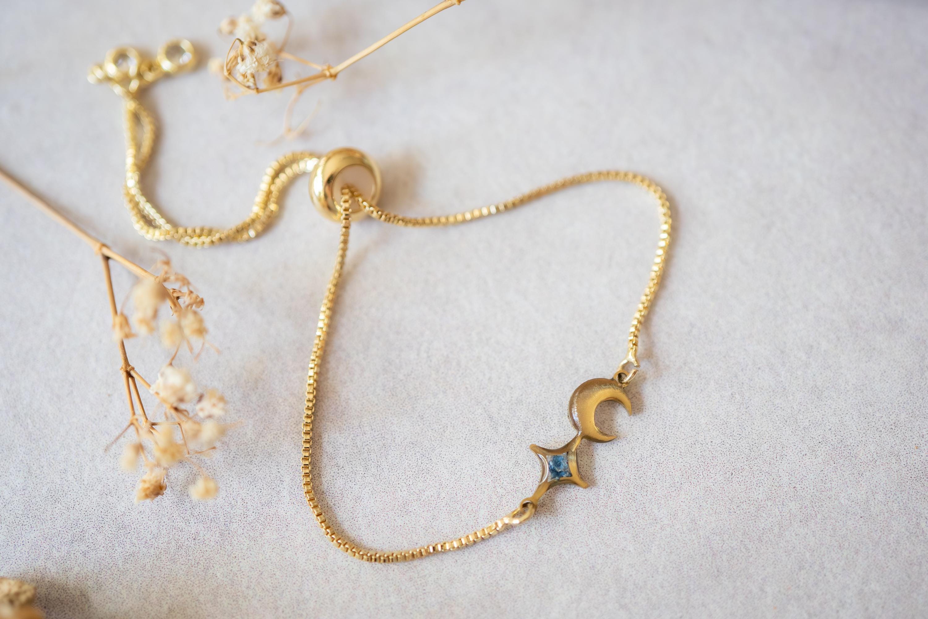 ACOTAR Bracelet, Real Pressed Flowers in Resin, Velaris Jewelry, Acotar jewelry, Velaris, A Court of Thorns and Roses, Star and Moon, Dried
