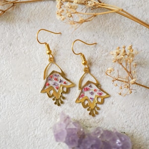 Oorbellen met echte geperste bloemen, gouden druppels in groen roze oranje