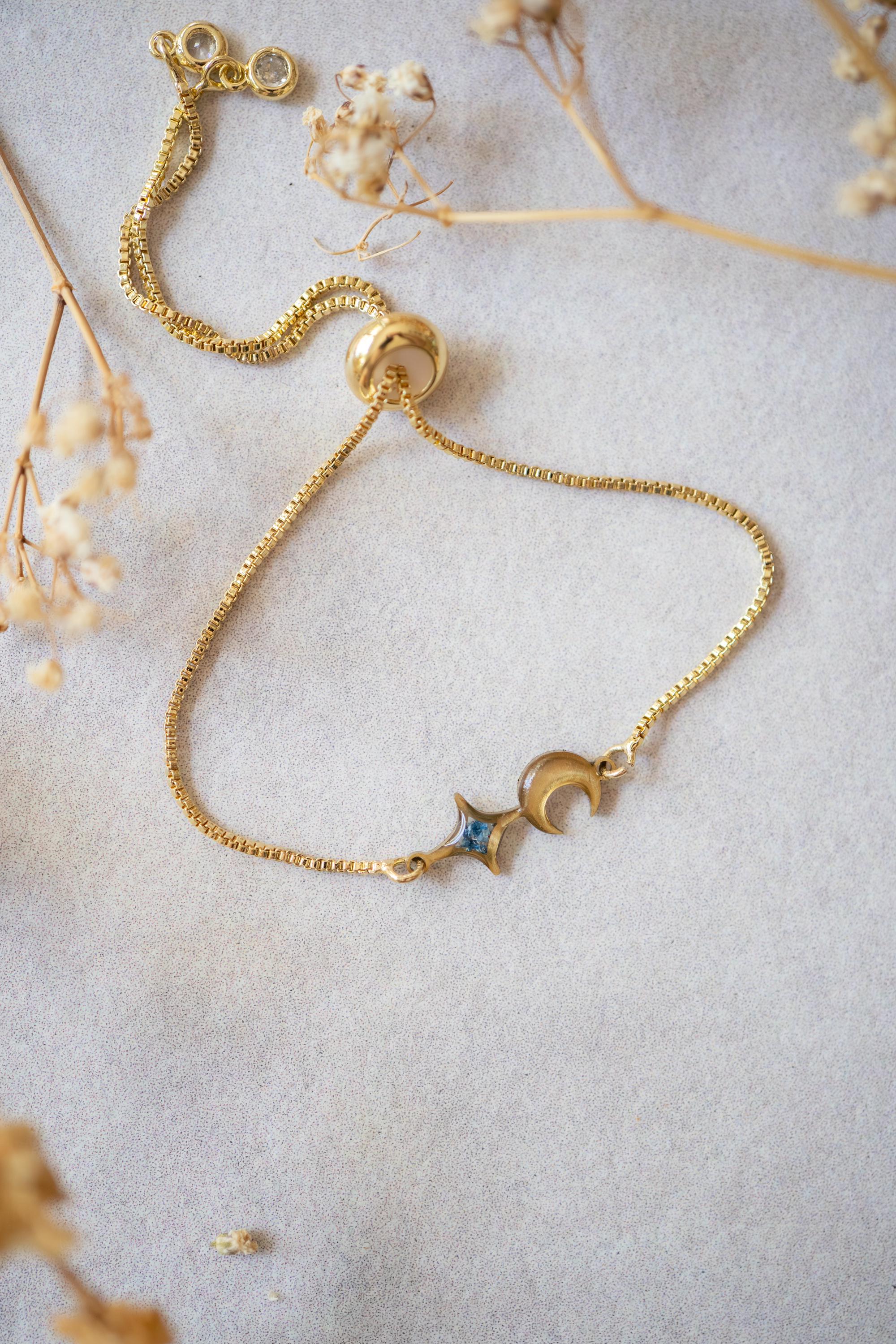 ACOTAR Bracelet, Real Pressed Flowers in Resin, Velaris Jewelry, Acotar jewelry, Velaris, A Court of Thorns and Roses, Star and Moon, Dried - Thumbnail 3