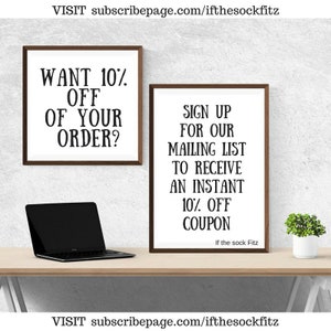 K&ouml;nnte beinhalten: Zwei gerahmte Schilder auf einem Holztisch mit einem Laptop davor. Das Schild links sagt "M&ouml;chten Sie 10% Rabatt auf Ihre Bestellung?" Das Schild rechts sagt "Melden Sie sich f&uuml;r unsere Mailingliste an, um einen sofortigen 10% Rabattgutschein zu erhalten. Wenn die Socke passt."