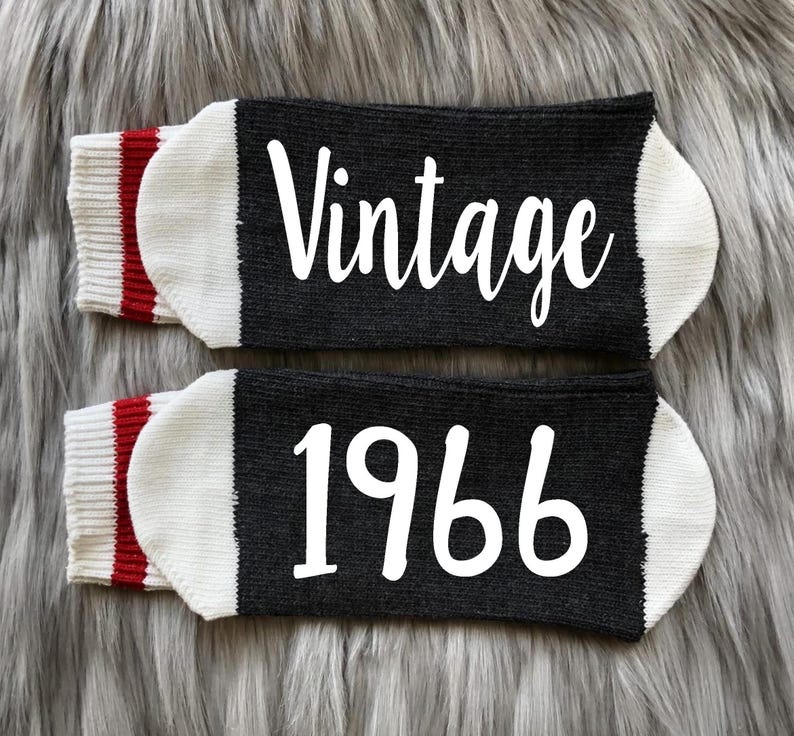 Calcetines de cumpleaños "Sixty & Stunning" - Regalo de cumpleaños número 60 - Vintage 1966 - Sixty AF - Sixty - Regalo de cumpleaños para la mejor amiga - Idea de regalo de cumpleaños - Idea de regalo para el 60 cumpleaños imagen 4